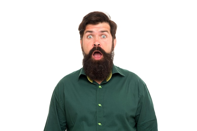 L'uomo barbuto con barba non rasata e baffi tiene la bocca aperta con sorpresa isolata su bianco brutale