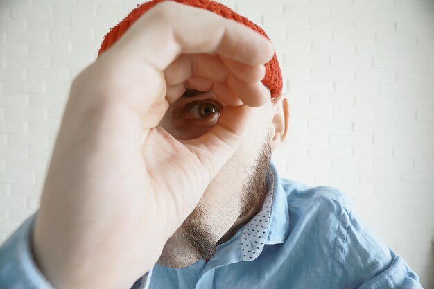 l'uomo barbuto guarda nel telaio