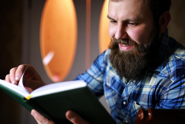 L'uomo barbuto legge il libro