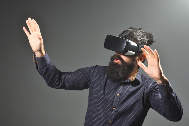 L'uomo barbuto nel dispositivo vr indossa il concetto di tecnologia futura migliore auricolare per realtà virtuale virtuale