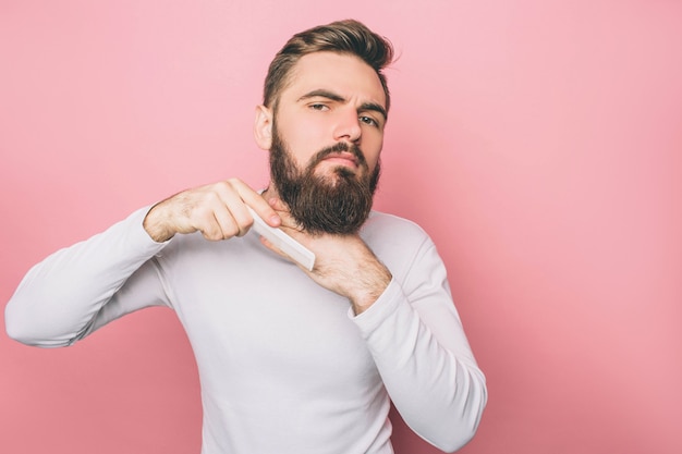 L'uomo barbuto si sta lavando la barba