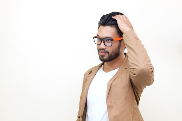 L&#39;uomo bello asiatico ha messo i capelli e gli occhiali da sole d&#39;uso su fondo bianco