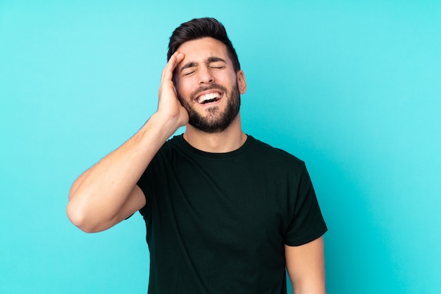 L'uomo bello caucasico isolato sulla parete blu ha realizzato qualcosa e intendendo la soluzione