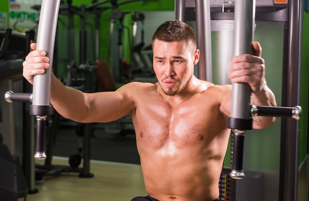 L'uomo bello di forma fisica risolve in palestra