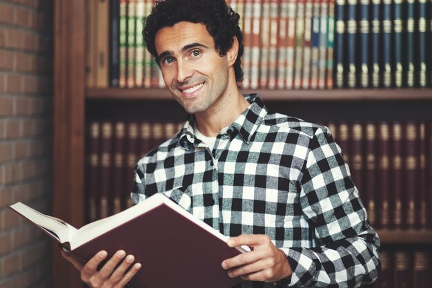 L&#39;uomo bello fa una pausa gli scaffali