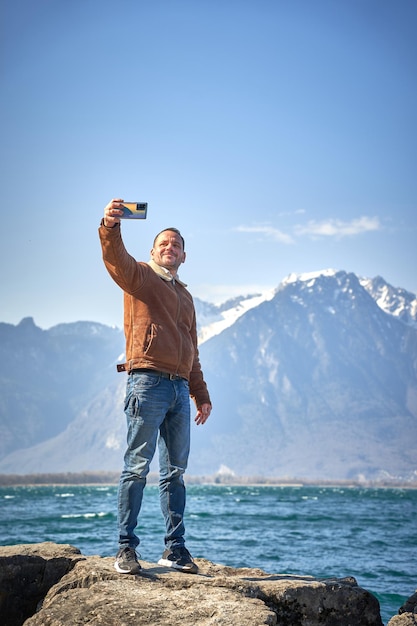 l'uomo brutto si fa un selfie al lago svizzera