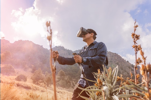 L'uomo cammina in un campo all'aperto indossando cuffie per realtà virtuale