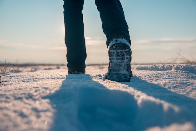 L'uomo cammina nella neve