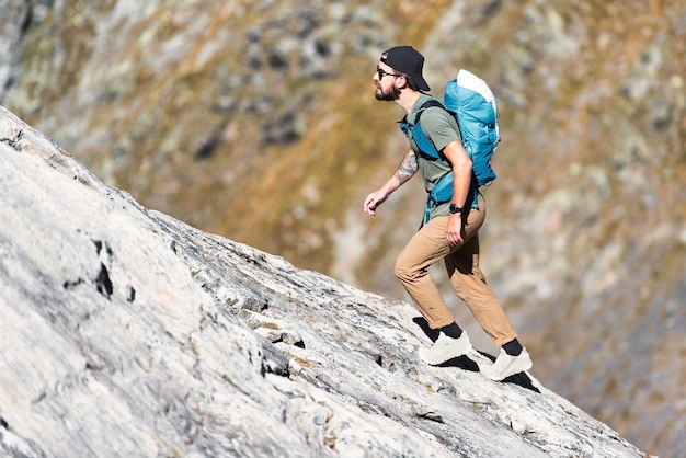 L'uomo cammina sul pendio roccioso