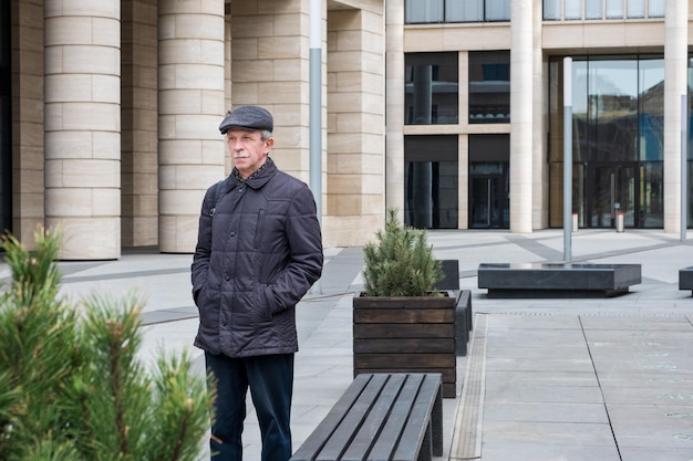 L'uomo caucasico adulto si trova vicino a un edificio moderno