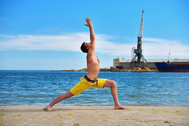 L'uomo caucasico agisce yoga