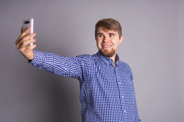 L'uomo caucasico prende selfie