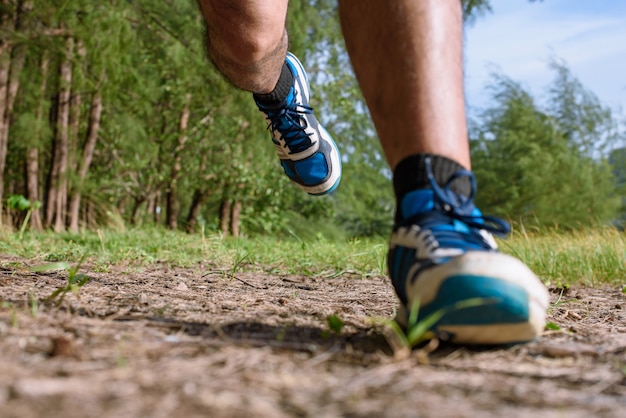 L&#39;uomo che corre da vicino gambe e piedi