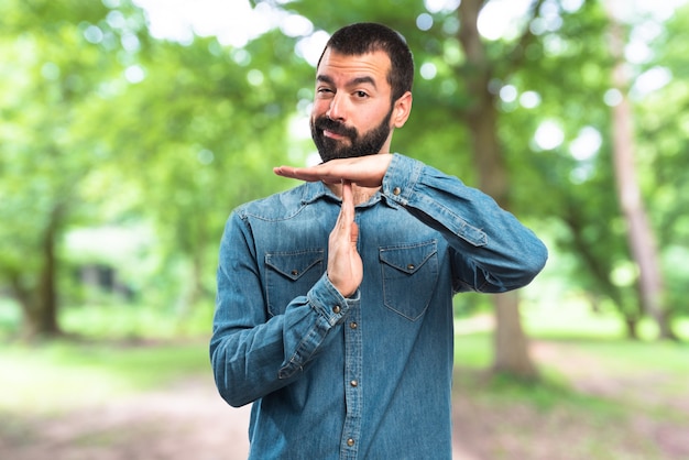 L&#39;uomo che fa il tempo gesto su sfondo unfocused