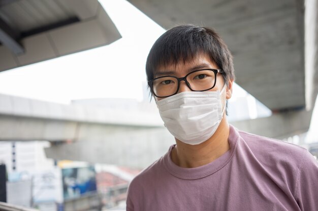 L'uomo che indossa una maschera protettiva protegge il filtro dall'inquinamento atmosferico (PM2.5)