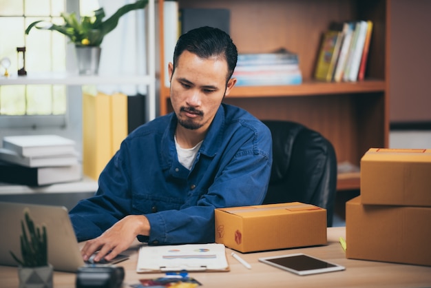 L'uomo che lavora al computer portatile da casa