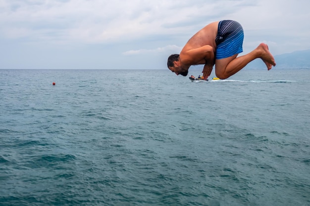 L'uomo che salta dentro l'oceano