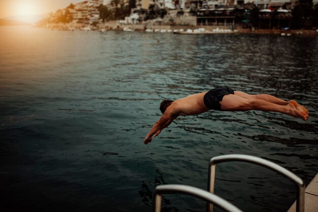 L'uomo che salta nell'oceano. Stile di vita divertente estivo.