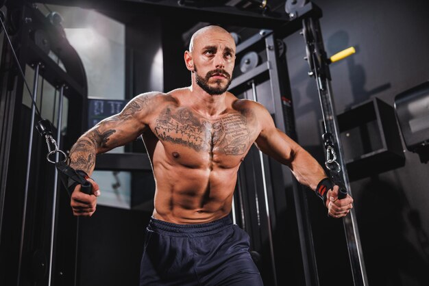 L'uomo che si allena il petto in palestra