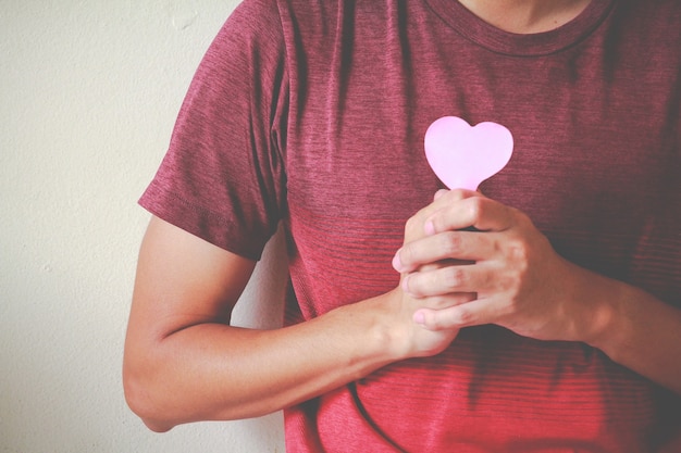 L'uomo che tiene un cuore di carta. concetto di amore, buon San Valentino.