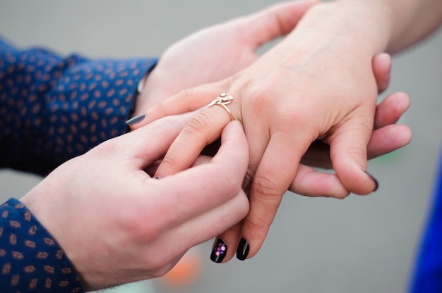 L'uomo chiede alla sua ragazza se vuole sposarlo