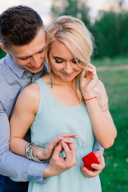 L'uomo chiede alla sua ragazza se vuole sposarlo.