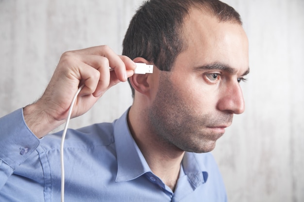 L'uomo collega il cavo USB nella sua testa