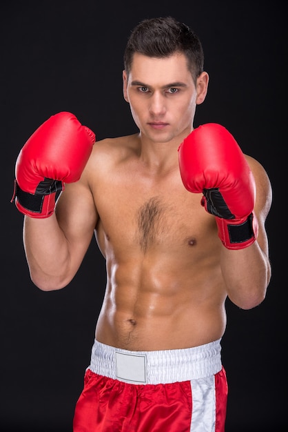 L'uomo con i guantoni da boxe sta proponendo