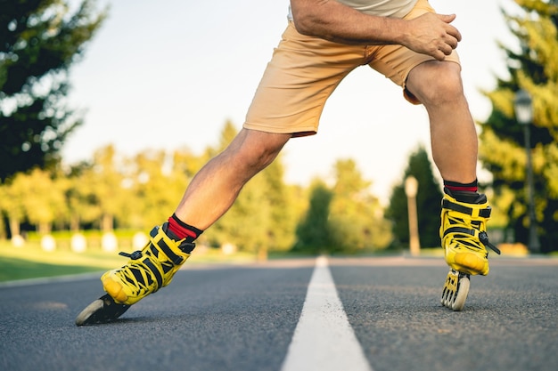 L'uomo con i rollerblade sull'asfalto