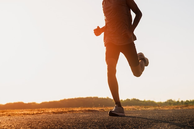 L'uomo con il corridore per strada è in corsa per l'esercizio.