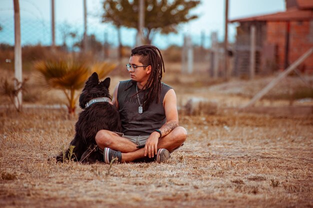 L'uomo con il suo cane nel parco