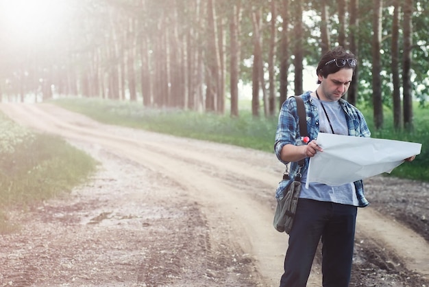 L'uomo con la mappa si trova su una strada