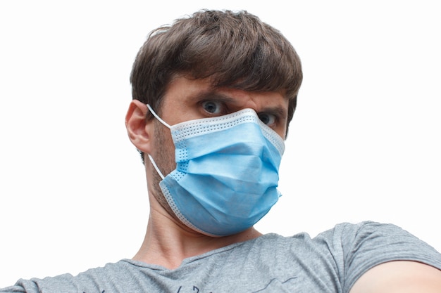 l'uomo con la maschera-protezione dal coronavirus.