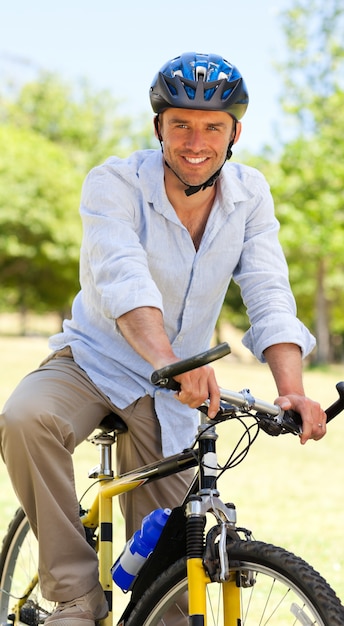 L&#39;uomo con la sua bici