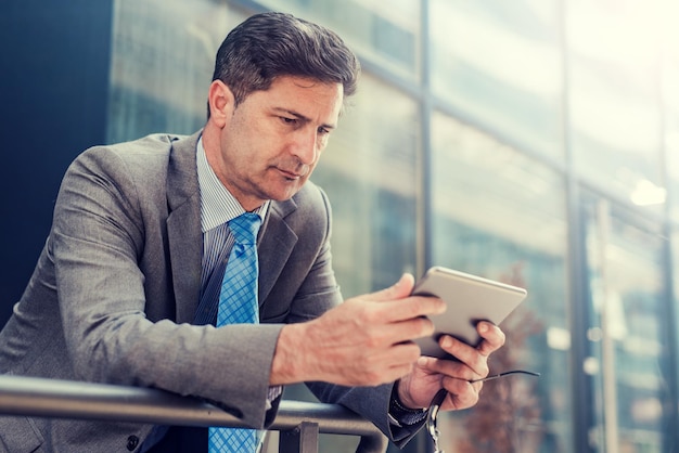 L&#39;uomo con la tavoletta digitale