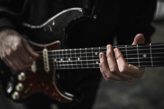 L'uomo con le vibrazioni della chitarra da un video musicale