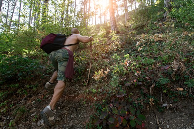 L'uomo con lo zaino si arrampica fino alla collina