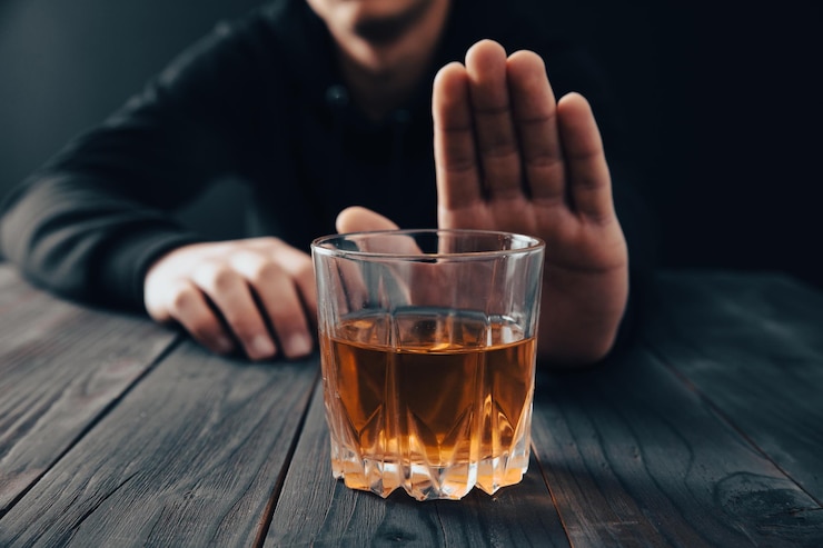 Foto l'uomo con un gesto rifiuta l'alcol