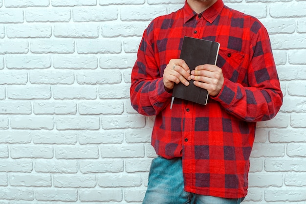 L&#39;uomo con un libro