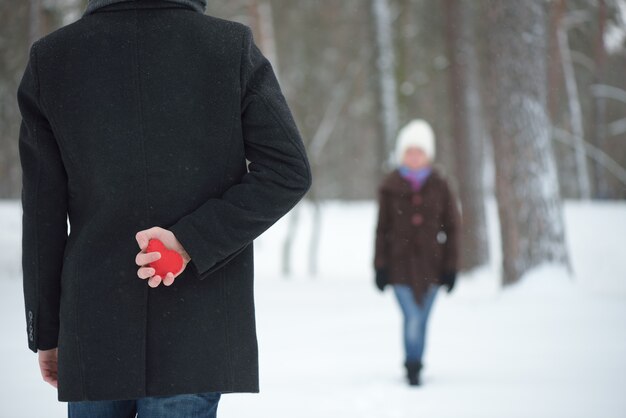 L'uomo con un San Valentino rosso confessa il suo amore a una donna