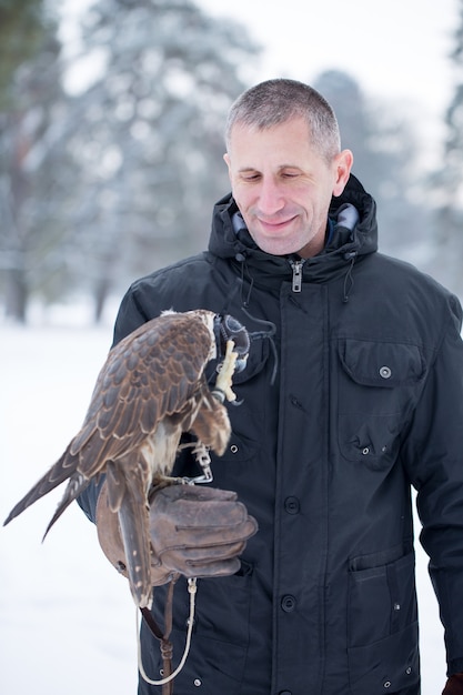 L'uomo con un uccello