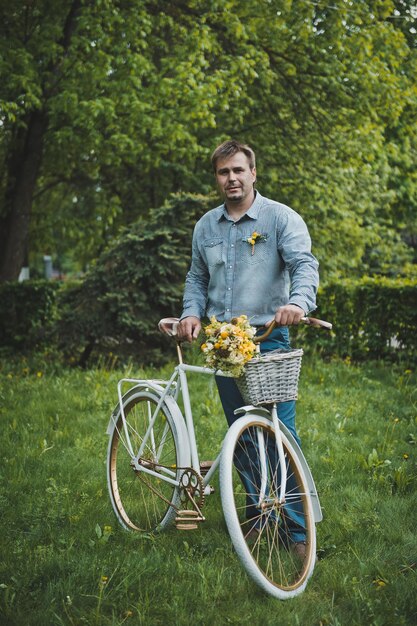 L'uomo con una bella bicicletta 3129