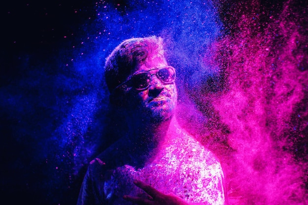 L'uomo contro lo spruzzo di colore