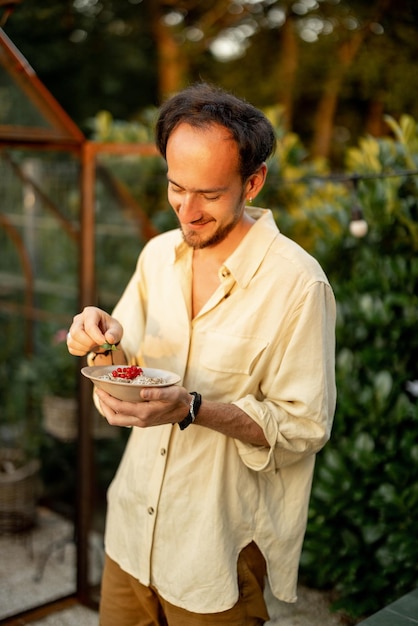 L'uomo cucina nel bellissimo giardino