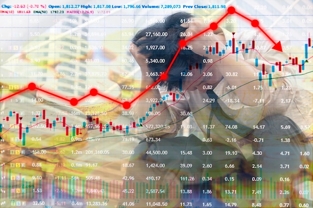 L'uomo d'affari afferra il concetto di testa con il grafico aziendale sul quadro di valutazione Grafico della freccia del mercato azionario rosso che scende su DisplayFigure che puntano sul grafico del mercato azionario