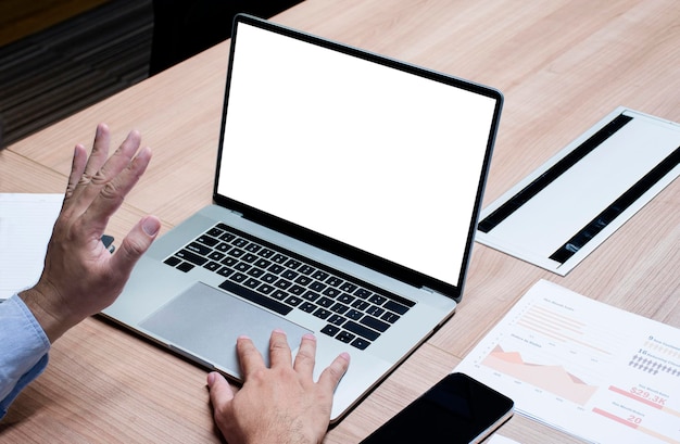 L'uomo d'affari alza la mano con lo sfondo dello schermo bianco mock up sul laptop display