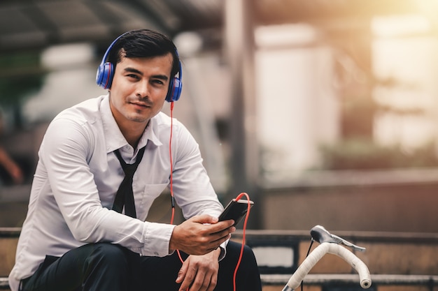 L&#39;uomo d&#39;affari ascolta musica