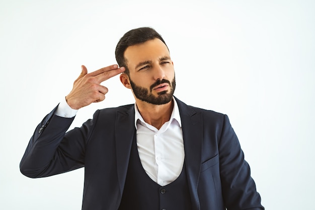 L'uomo d'affari che tiene la pistola virtuale vicino alla sua testa