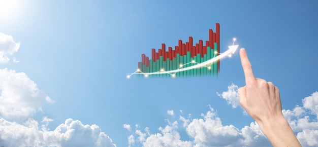 L'uomo d'affari che tiene tablet e mostra grafici olografici e statistiche del mercato azionario guadagna profitti. Concetto di pianificazione della crescita e strategia aziendale. Visualizzazione di una buona economia da schermo digitale.