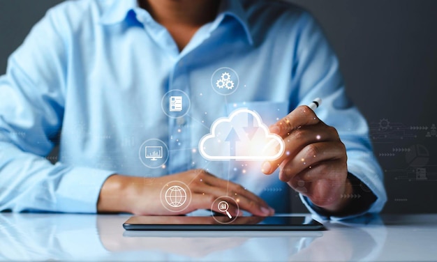 L'uomo d'affari che utilizza la tecnologia cloud collega i dati aziendali Mostra il diagramma del cloud computing